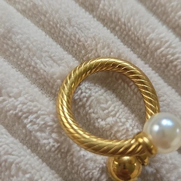 New Gold Tone And Pearl Ring - Picture 3 of 3